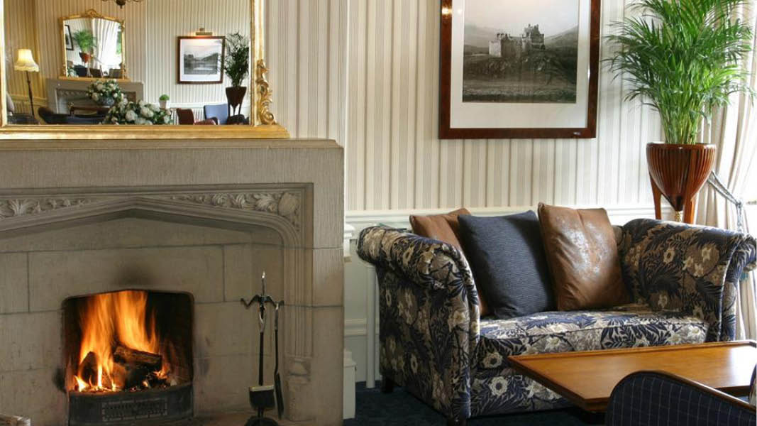 Lobbyen med kamin på Craiglynne Hotel